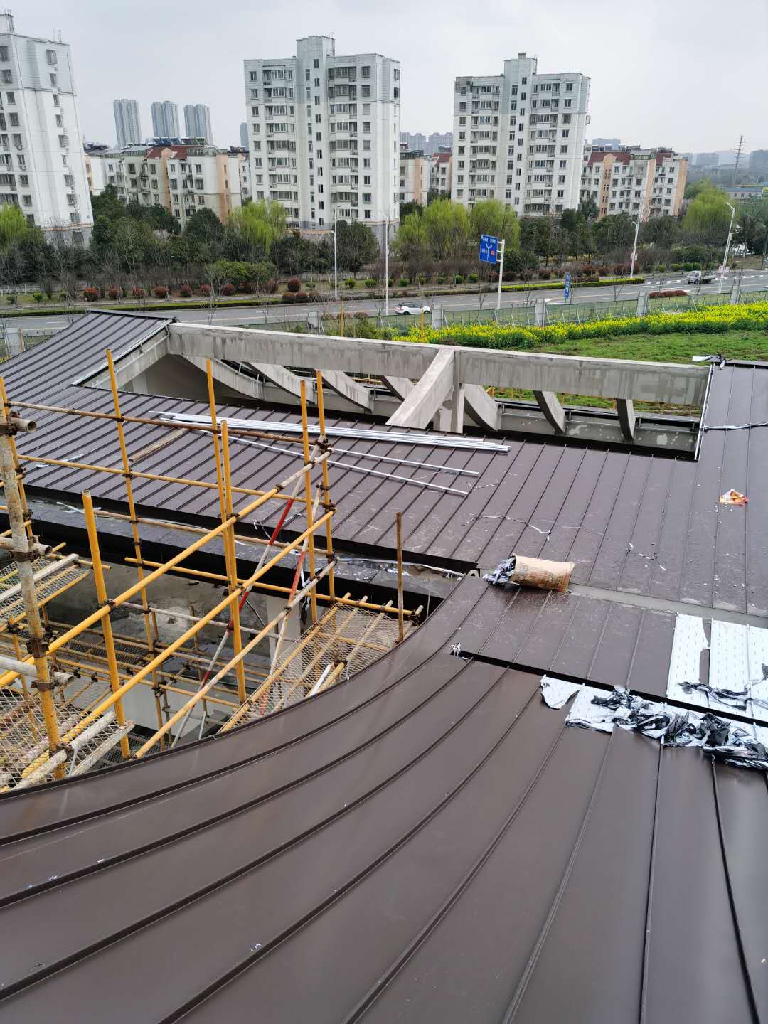 廠家定製別墅住宅0.9mm65-420/430型鋁鎂錳屋麵板 鋁鎂錳板3004